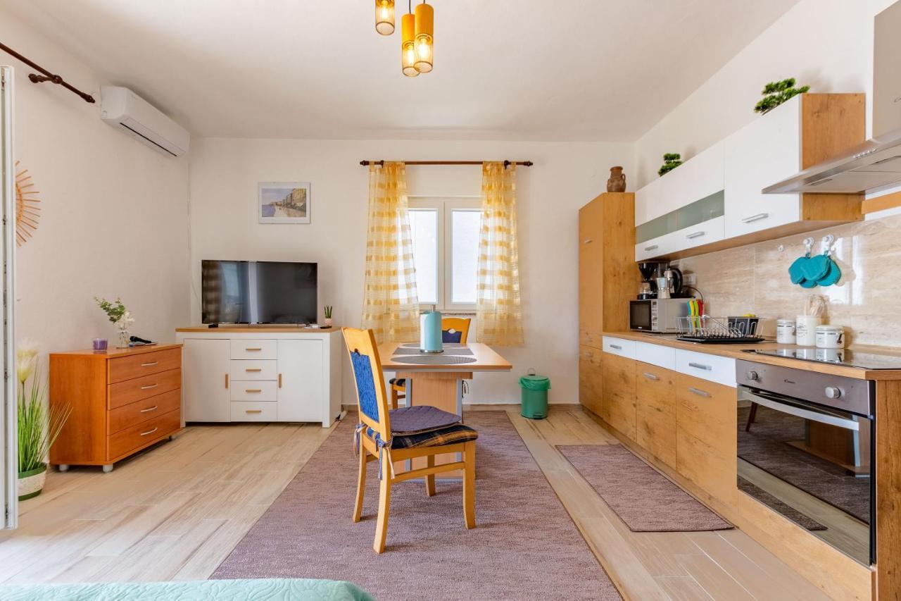 Mare-more W Balcony And Front And View
