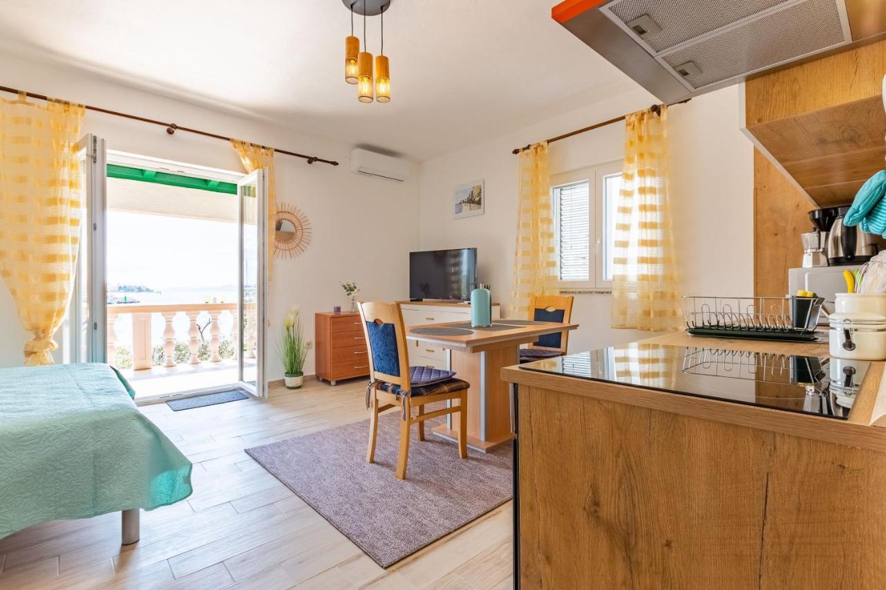 Apartment Mare-more W Balcony And Front And View