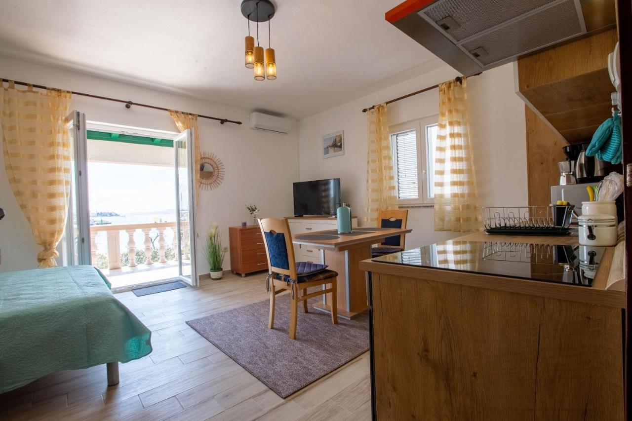 Mare-more W Balcony And Front And View Apartman Zára
